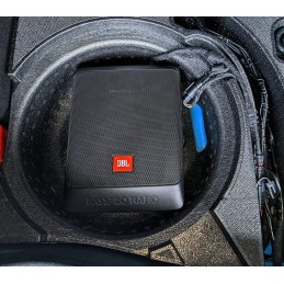 JBL BassPro Nano Ultra-Kompaktes aktives Untersitz Subwoofer Set 15 x 20 cm - 200 Watt Unter sitz Auto Subwoofer Aktiv, schwarz